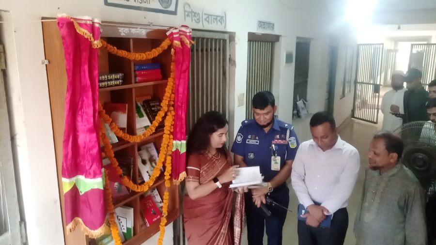 নান্দাইল মডেল থানায় বুক কর্নার