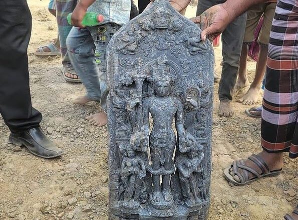 দিনাজপুরে ৬০০ বছরের পুরোনো পুকুর খননে মিলল ২৭ কেজির কষ্টিপাথরের মূর্তি