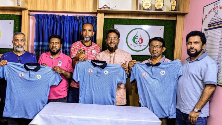 ফেনী সোনালী অতীত ক্লাবকে শুভেচ্ছা উপহার দিল জেলা যুব ফুটবল উন্নয়ন সমিতি ফেনী