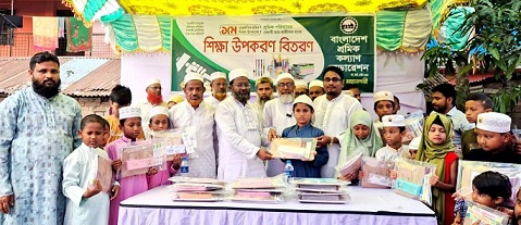 খুলনায় মেধাবী শিক্ষার্থীদের শিক্ষা উপকরণ বিতরণে অধ্যাপক মাহফুজ