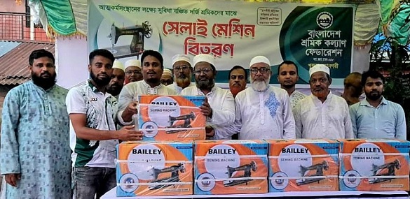 খুলনায় শ্রমিক কল্যাণ ফেডারেশনের সেলাই মেশিন বিতরণ
