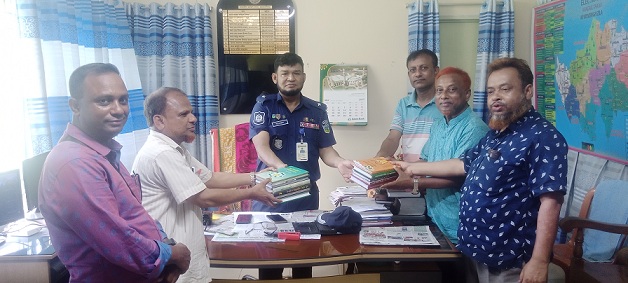 নান্দাইল মডেল থানায় স্থাপিত বুক কর্নারে বই অনুদান