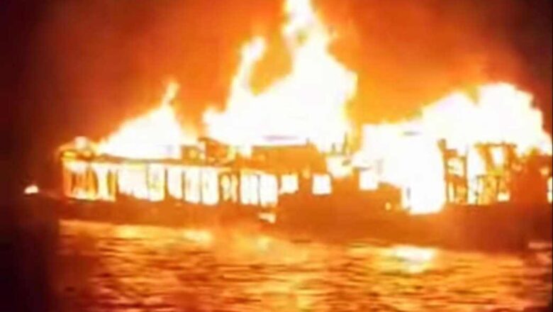 টাংগুয়া হাওরে পর্যটকবাহী নৌকায় ভয়াবহ অগ্নিকাণ্ড