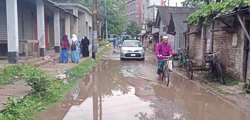 প্রধান সড়কের বেহাল অবস্থায় দুর্ভোগ চরমে