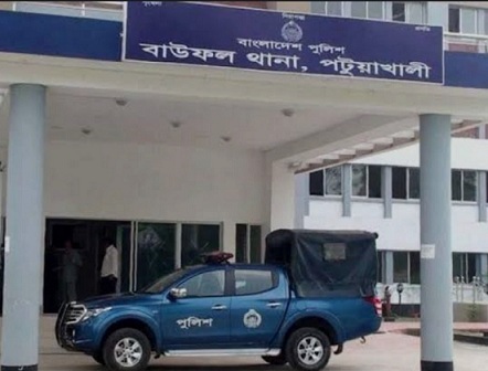 বাউফলে ইউপি সদস্যকে মারধর ও ব্ল্যাকমেইলের অভিযোগ নারী শিক্ষিকার বিরুদ্ধে