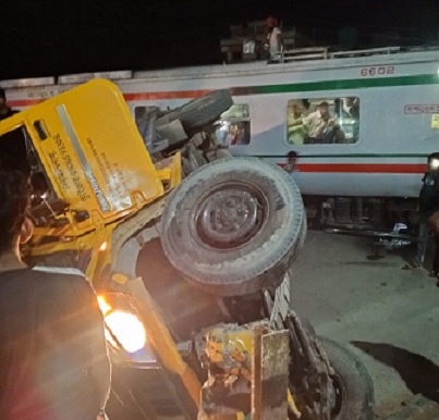 লাকসামে উপকূল ট্রেনের সঙ্গে ট্রাকের ধাক্কা