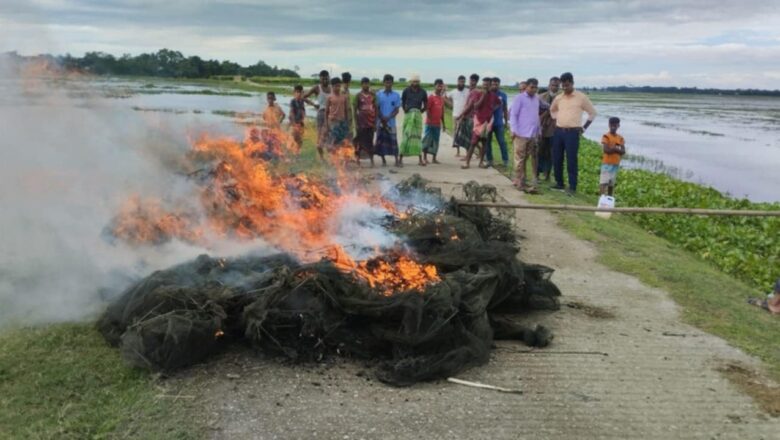 কেন্দুয়ায় মোবাইল কোর্ট পরিচালনা : ৩২০০ মিটার অবৈধ চায়না দুয়ারি জাল পুড়িয়ে ধ্বংস