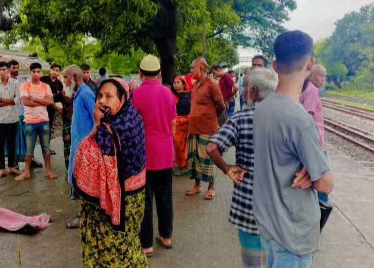 ট্রেনে কাটা পড়ে দুইজন নিহত