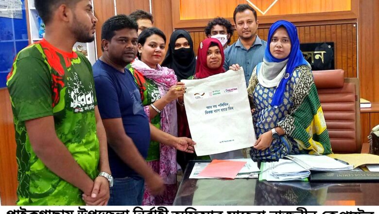 পাইকগাছায় পাটের ব্যাগ বিতরণ