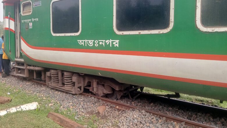 ৫ ঘন্টা ট্রেন চলাচল বন্ধ আদমদীঘিতে রংপুর এক্সপ্রেস ট্রেনের দুই কোচ লাইনচ্যুত
