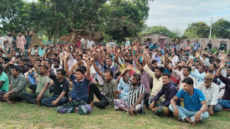 দিনাজপুর পার্বতীপুরের মধ্যপাড়া গ্রানাইট মাইনিং কোম্পানি লিমিটেড এর শ্রমিকদের অবস্থান কর্মসূচি পালন