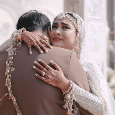 একজন আরেকজনের চোখের পানি মুছে দিচ্ছিলেন