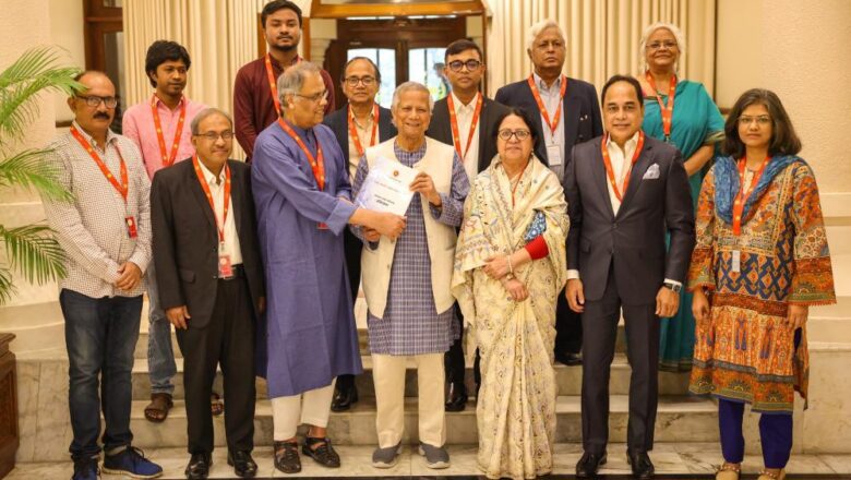 প্রধান উপদেষ্টার কাছে গণমাধ্যম সংস্কার কমিশনের প্রতিবেদন হস্তান্তর