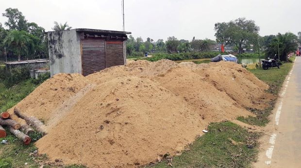 অবৈধ ভাবে নাগর নদ থেকে বালু উত্তোলন সময় ভ্রাম্যমাণ আদালতের অভিযান ও বালু জব্দ