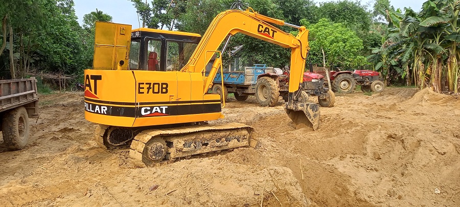 নদীর বেড়িবাঁধ