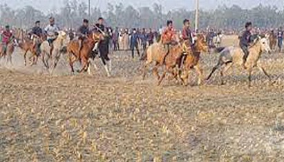তেরখাদায় ঘোড়ার দৌড় দেখতে হাজারো মানুষের ভিড়