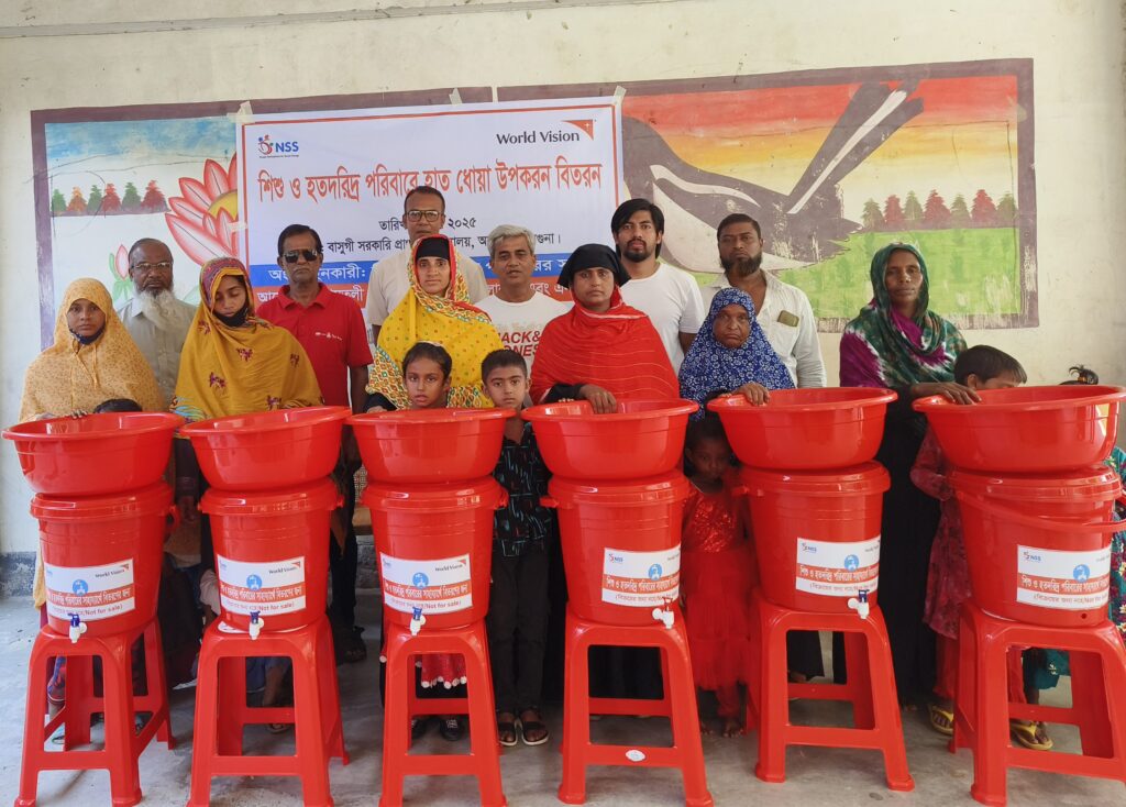 আমতলীতে ওয়ার্ল্ড ভিশন ও এনএসএস এর উদ্যোগে হাত ধোয়ার উপকরন বিতরনের উদ্বোধন