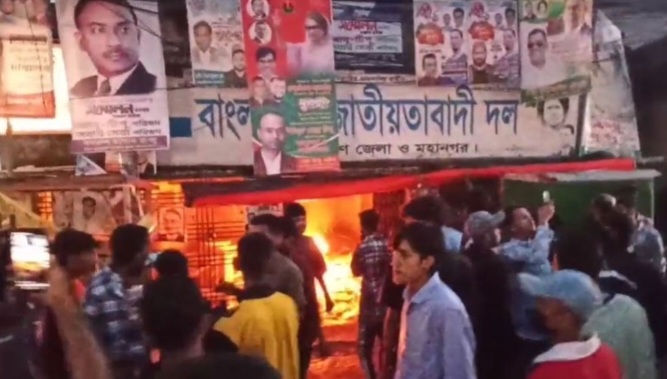 কুমিল্লায় বিএনপি অফিসে ‘পদবঞ্চিতদের’ ভাংচুর,আগুন, ককটেল বিস্ফোরণ
