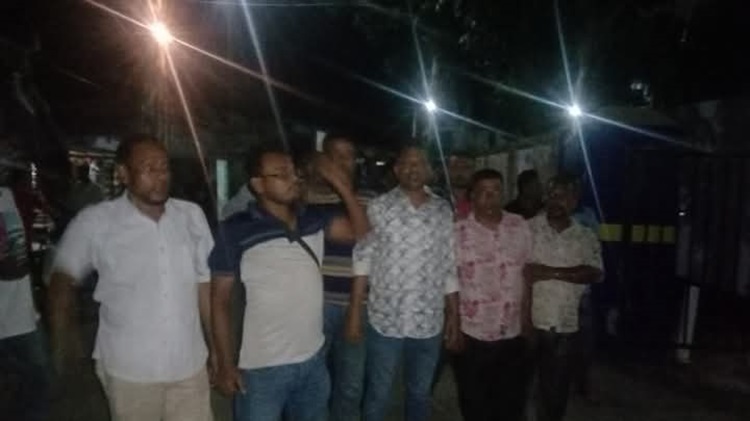 থানা থেকে আওয়ামীলীগ নেতাকে ছেড়ে দেয়ায় ওসি'র প্রত্যাহারের দাবিতে বিক্ষোভ মিছিল