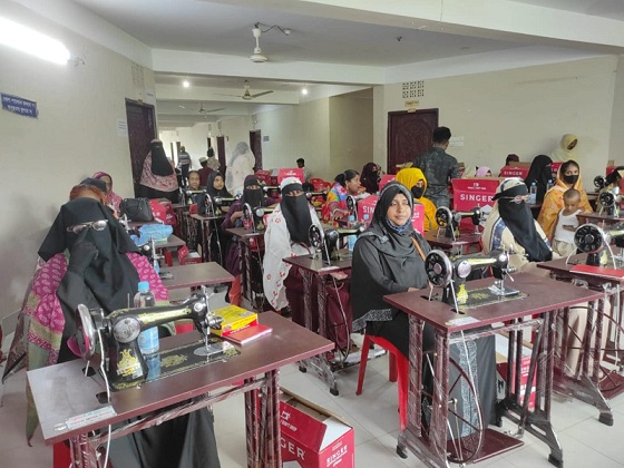 দক্ষিনাঞ্চলের অস্বচ্ছল নারীদের স্বাবলম্বী করতে প্রশিক্ষন শেষে বসুন্ধরা গ্রুপের সেলাই মেশিন বিতরন।