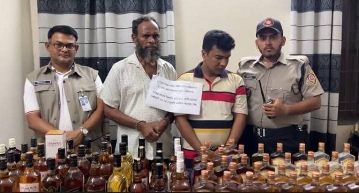 দেশী ও বিদেশী মদের চালানসহ গ্রেপ্তার ২