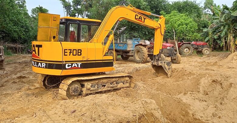 মহারশি নদীর বেড়িবাঁধ সংস্কারে ধীরগতি, আকাশে মেঘ দেখলেই আতংকিত বাঁধের পাড়ের মানুষ