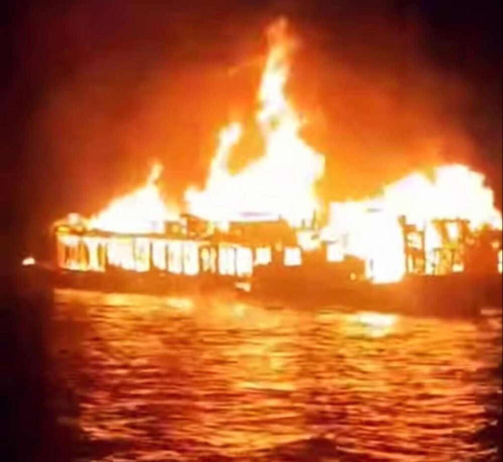 টাংগুয়া হাওরে পর্যটকবাহী নৌকায় ভয়াবহ অগ্নিকাণ্ড