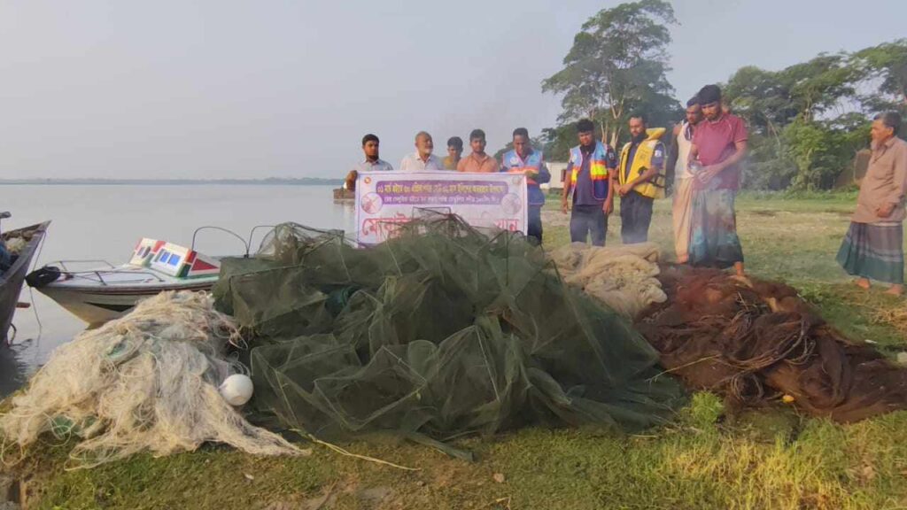 বাউফলে যৌথ অভিযানে বিপুল পরিমাণ অবৈধ জাল জব্দ