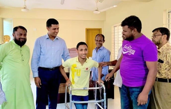 লাকসামে ইউএনও’র মানবিক উদ্যোগ প্রতিবন্ধী শিক্ষার্থীকে ওয়াকার উপহার