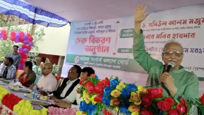 লাকসামে ওয়েজ আর্নার্স কল্যাণ বোর্ডেরএককোটি টাকার আর্থিক সহায়তা প্রদান