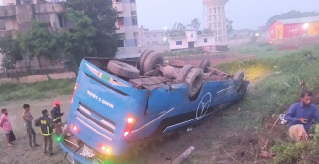 লাকসামে যাত্রীবাহী বাস উল্টে নিহত-১,আহত-৭