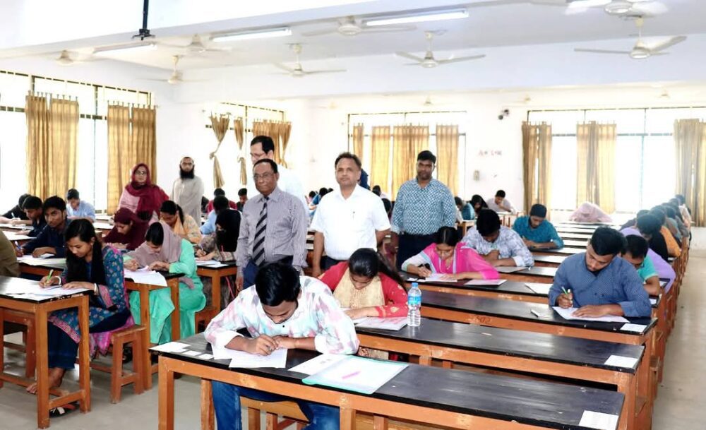 দিনাজপুর হাজী দানেশ বিজ্ঞান ও প্রযুক্তি বিশ্ববিদ্যালয় ২০২৫-২৬ইং শিক্ষাবর্ষে  ভর্তি পরীক্ষা চলছে