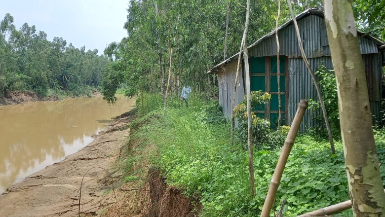 শেরপুরে বালুদস্যুদের থাবায় বসতভিটা হারিয়ে বিপাকে এক ভুমিহীন পরিবার 