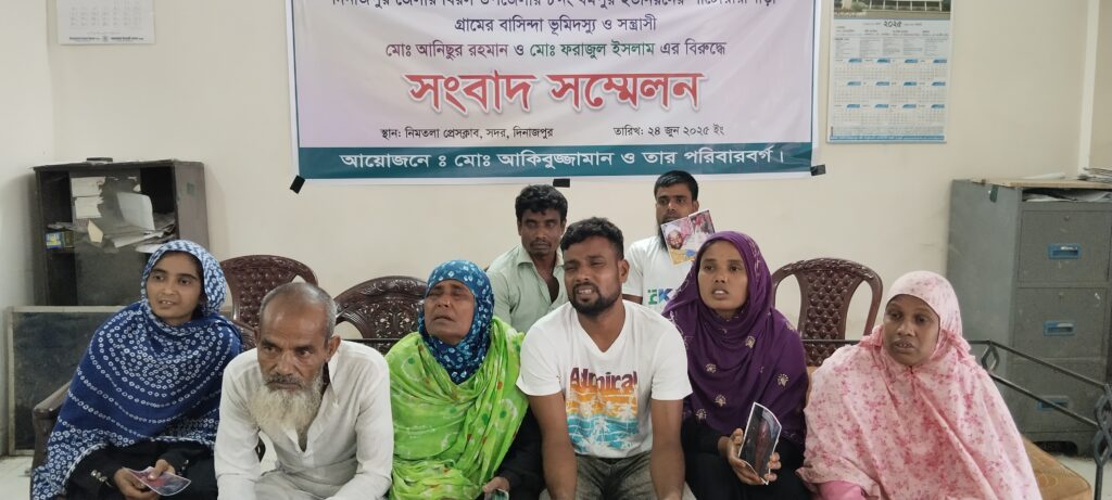 পালিয়ে বেড়াচ্ছে