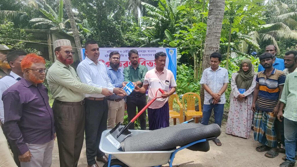 প্রাণীসম্পদ উপকরণ বিতরণ