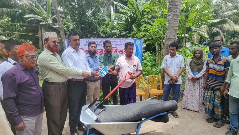 বাউফলে ২৬২ খামারিকে প্রাণীসম্পদ উপকরণ বিতরণ