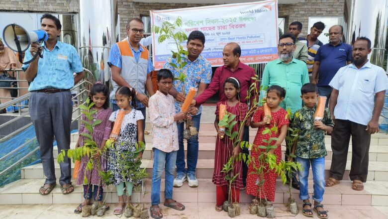 আমতলীতে ১২ হাজার ফলদ গাছের চারা ও ৪ হাজার ছাতা বিতরন
