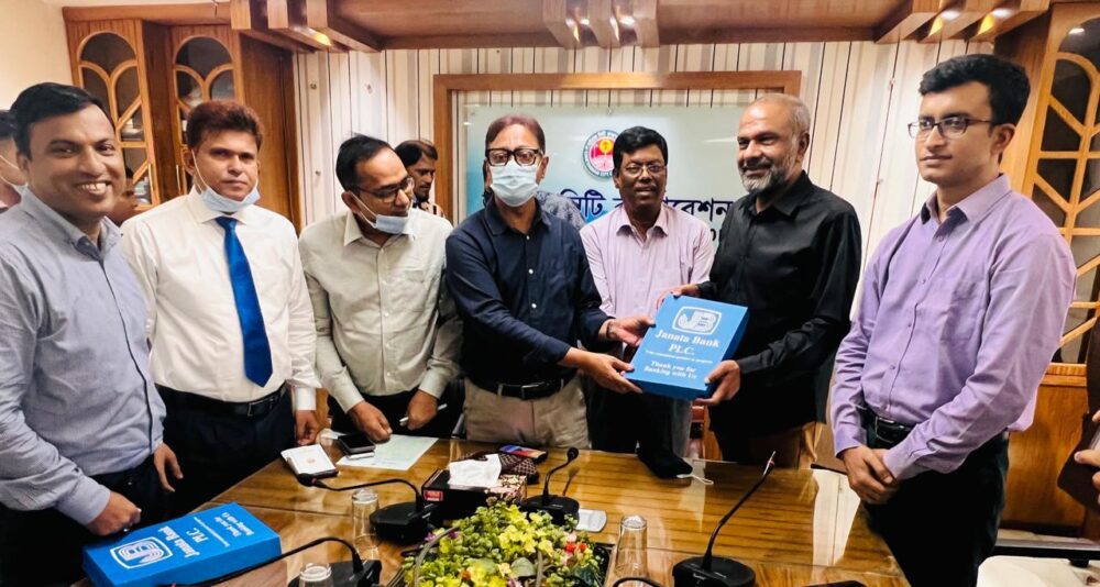 চসিক রাজস্ব বিভাগের ২১৬ কর্মীকে ইউনিফর্ম প্রদান করলো জনতা ব্যাংক