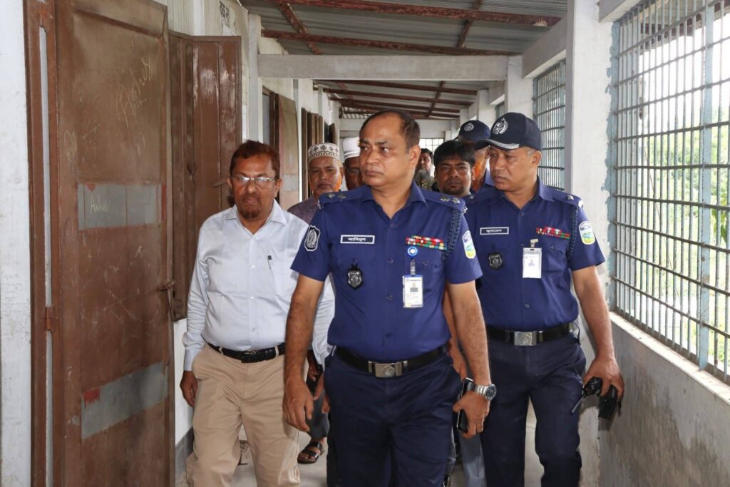 এইচএসসি ও সমমান পরীক্ষা কেন্দ্র পরিদর্শন করলেন পুলিশ সুপার আমিনুল ইসলাম