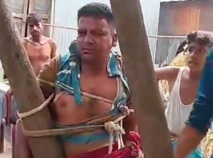 গাছে বেঁধে ব্যবসায়ী কে নির্যাতন
