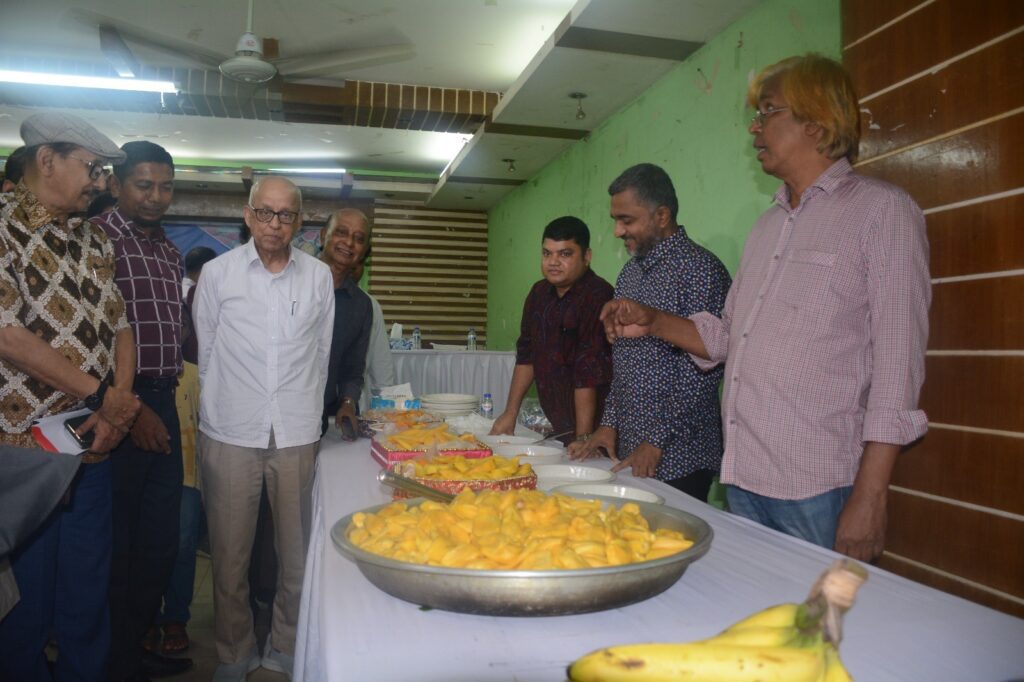 চট্টগ্রাম প্রেস ক্লাবের ফল উৎসবে এম এ মালেক