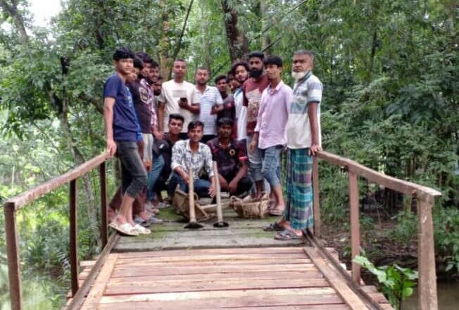 বাউফলে ছাত্রদলের উদ্যোগে জরাজীর্ণ ব্রিজ সংস্কার