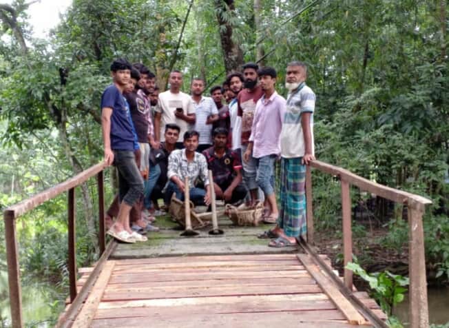 ছাত্রদলের উদ্যোগে জরাজীর্ণ ব্রিজ সংস্কার