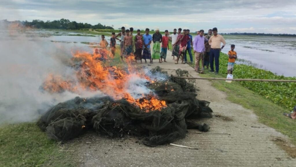 জাল পুড়িয়ে ধ্বংস