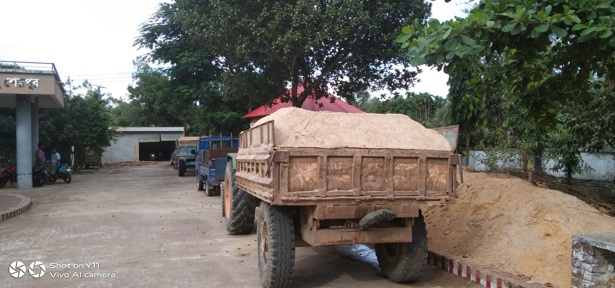 অবৈধ বালু ভর্তি ২ টি মাহিন্দ্র গাড়ি আটক
