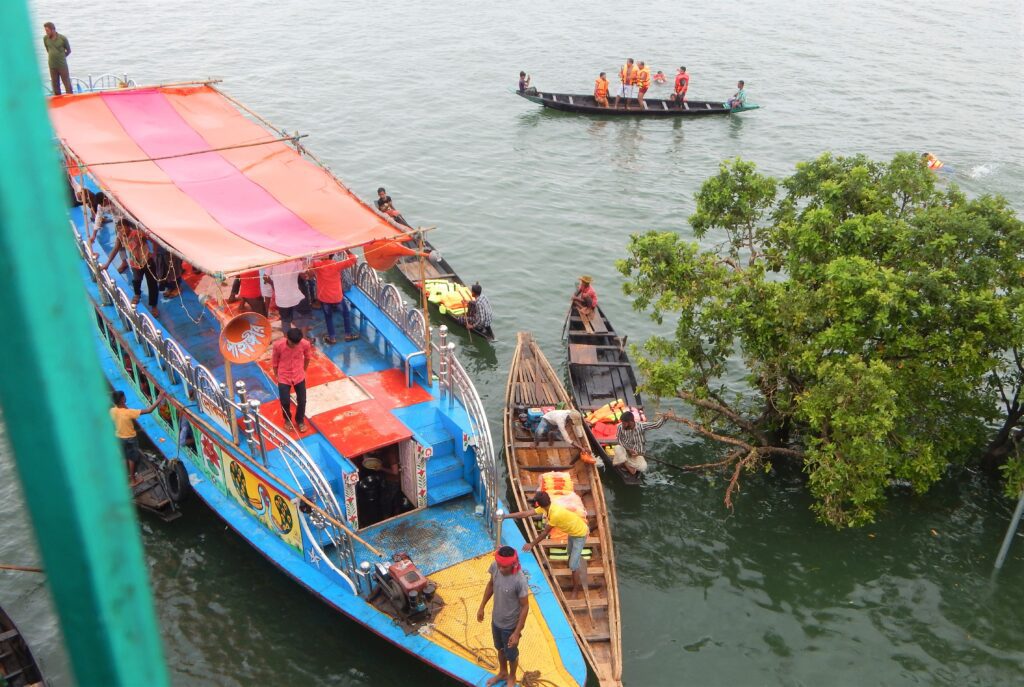 টাঙ্গুয়ার হাওরে পর্যটক