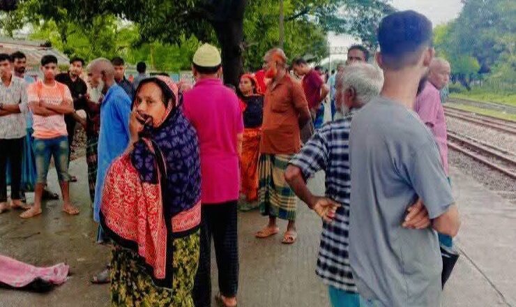 দিনাজপুর চিরিরবন্দর স্টেশনে ট্রেনে কাটা পড়ে দুইজন নিহত