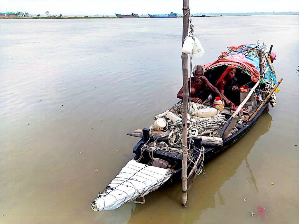 নৌকায় ভাসমান জীবন যাপন সুখেন দম্পতির