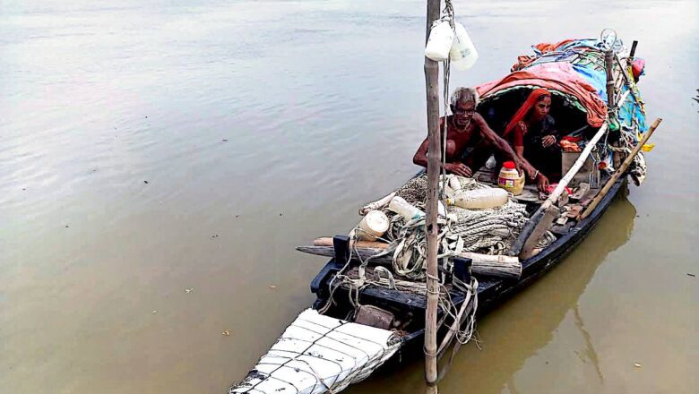 নদেই জীবন নদই সম্বল: ডিঙি নৌকা একমাত্র অবলম্বন কপোতাক্ষ নদে ডিঙি নৌকায় ভাসমান জীবন যাপন সুখেন দম্পতির