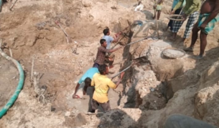 পাহাড় ও নদী থেকে পাথর ও বালু লুটপাট চলছেই ,সৌন্দর্য হারাচ্ছে গারো পাহাড়